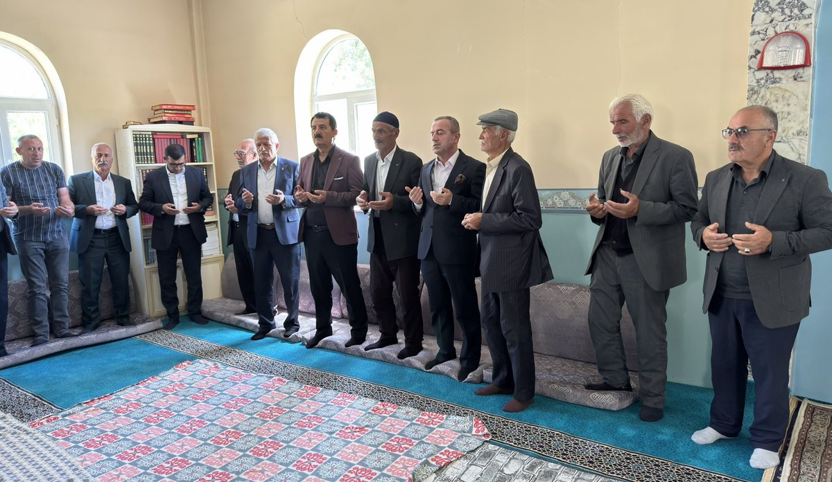 KayaZeydin's tweet photo. 📍 Yüksekova / Kayakonak (Hisark) Köyü

Yüksekova İlçe Başkanımız @BurhanYASAR30 ve teşkilatımızla birlikte, ağır bir tedavi sürecinin ardından genç yaşta Hakk’ın rahmetine kavuşan merhum Yusuf DURNA kardeşimizin kıymetli ailesine taziye ziyaretinde bulunarak acılarını paylaştık.

Merhum kardeşimize Allah’tan rahmet; ailesine, akrabalarına ve sevenlerine sabır ve başsağlığı diliyorum.

Rabbim mekânını cennet eylesin.

@RTErdogan
@Akparti
@abuyukgumus
@MustafaAlkayis
@byildiz63