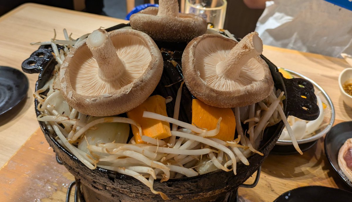 meruru158's tweet photo. 心の友とジンギスカン🥩 https://t.co/vJkU7fSWmf