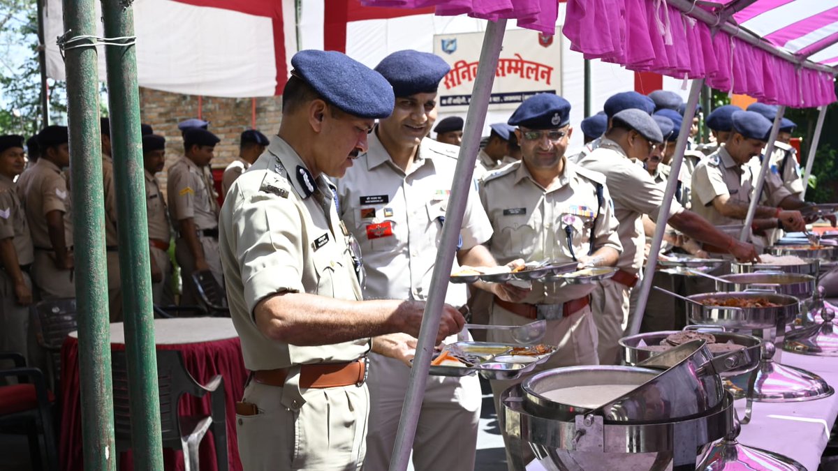 48bnssb's tweet photo. 48वीं वाहिनी, स.सी.बल, जयनगर में कमांडेंट श्री राजेन्द्र कुमार की अध्यक्षता में सैनिक सम्मेलन आयोजिता। सम्मेलन में अनुशासन, परिचालन तैयारियों एवं कार्मिक कल्याण पर चर्चा की गई। तत्पश्चात बड़े खाने का आयोजन कर आपसी भाईचारे को सुदृढ़ किया गया। 
@SSB_INDIA 
@ssbpatna 
@ssbshqmzp https://t.co/IHwXFlyskq
