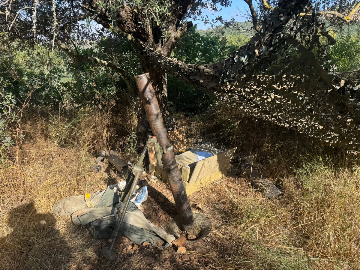 idfonline's tweet photo. כוחות אוגדה 91 ממשיכים בפעילות לאיתור אמצעי לחימה במרחב הביטחוני בדרום לבנון

בימים האחרונים, לוחמי חטיבה 401 איתרו פיר תת-קרקעי ומחסן אמצעי לחימה ובו רקטות ופצמ"רים במרחב א-טירי שבדרום לבנון.

בפעילות נוספת במרחב מארון א-ראס, לוחמי חטיבת המילואים 'יפתח' (679) איתרו מטענים, כלי נשק וציוד לחימה נוסף.

אמצעי הלחימה שאותרו נועדו לשמש את מחבלי החיזבאללה נגד כוחות צה"ל.

צה"ל ימשיך לפעול להסרת כל איום על כוחותיו ולא יאפשר לארגון הטרור חיזבאללה לפגוע באזרחי מדינת ישראל