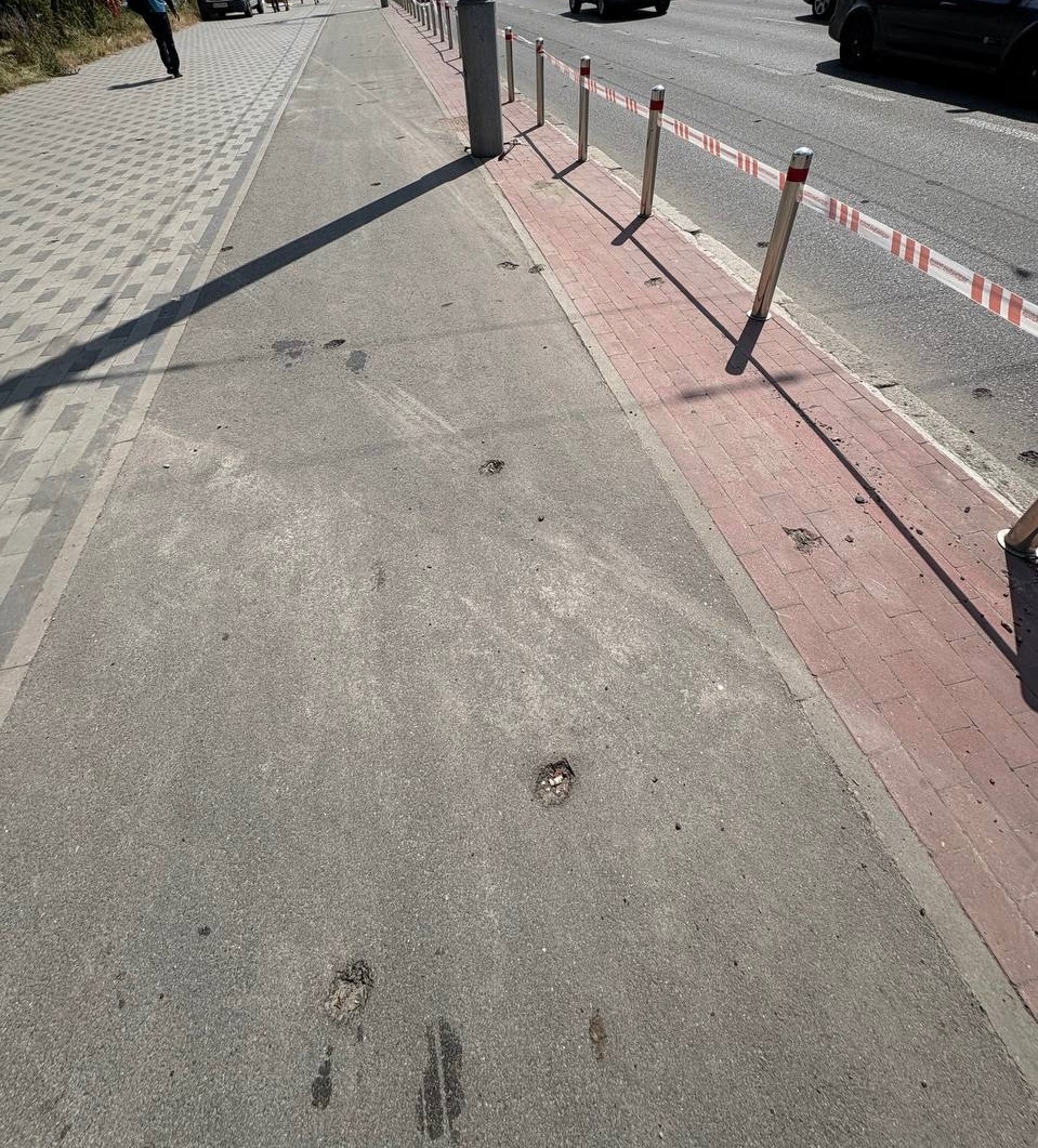 telya_Ukraine's tweet photo. 全焼した家の前に小さな無数の穴が空いていました。

爆発時に無数の小さな穴が開くようなミサイルを住宅地に落とす意図...

#ロシアはテロ国家
#ウクライナ https://t.co/7XLYLO66g1