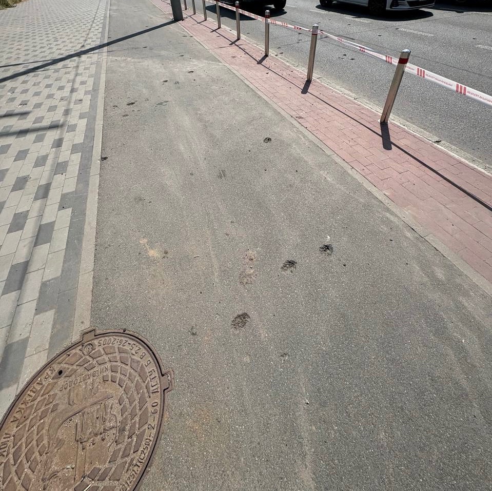 telya_Ukraine's tweet photo. 全焼した家の前に小さな無数の穴が空いていました。

爆発時に無数の小さな穴が開くようなミサイルを住宅地に落とす意図...

#ロシアはテロ国家
#ウクライナ https://t.co/7XLYLO66g1