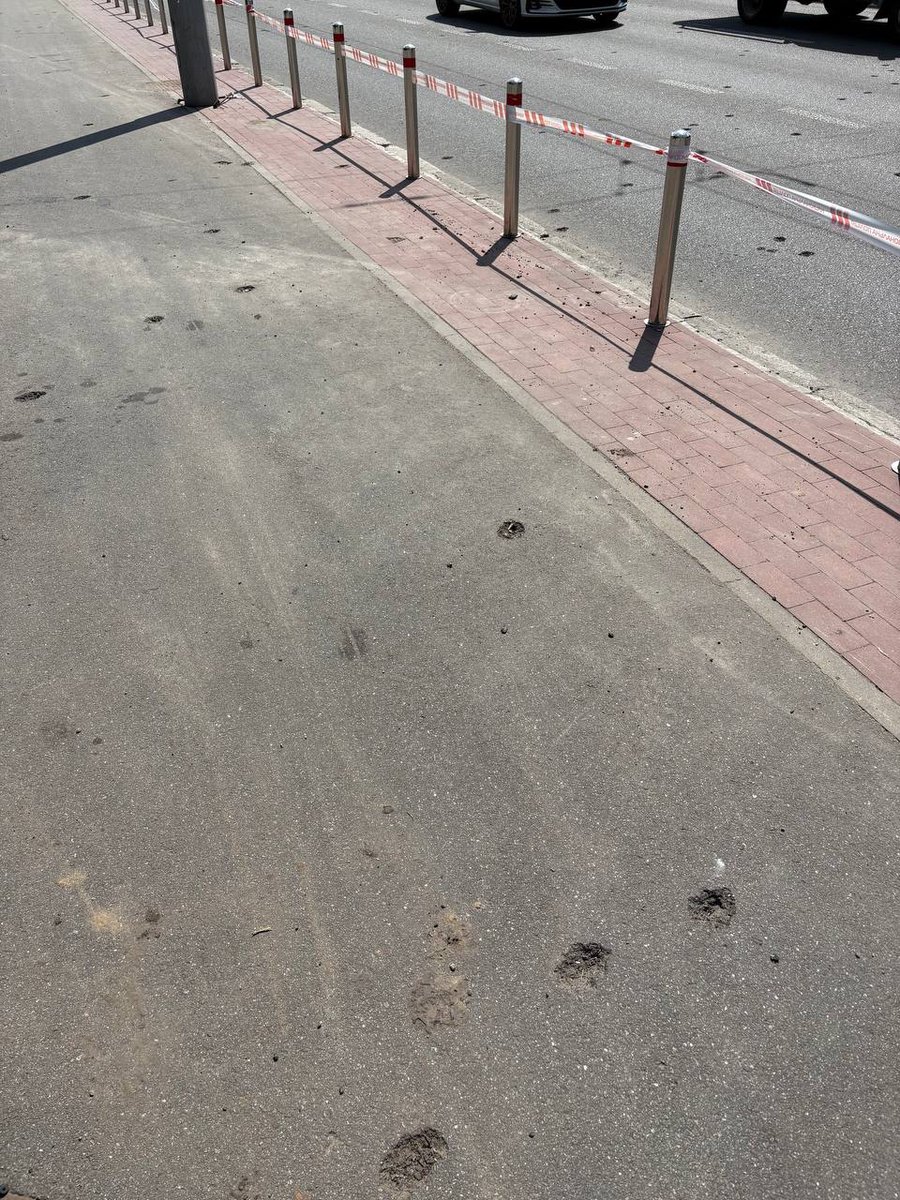 telya_Ukraine's tweet photo. 全焼した家の前に小さな無数の穴が空いていました。

爆発時に無数の小さな穴が開くようなミサイルを住宅地に落とす意図...

#ロシアはテロ国家
#ウクライナ https://t.co/7XLYLO66g1