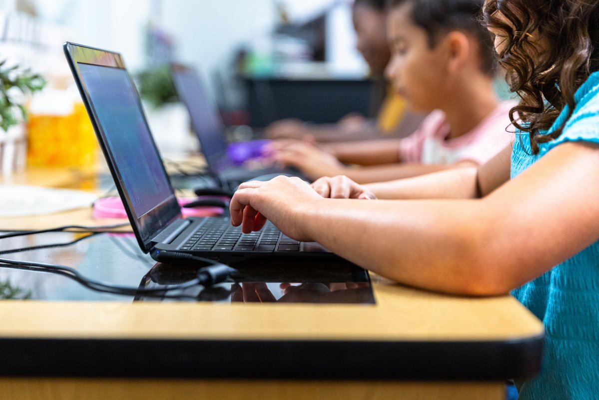 DigitalEU's tweet photo. Children are adopting AI more than three times faster than adults, according to UNICEF.
At least 20 million children in 10 countries use AI. 13 million use it for learning and homework, while 2 million turn to it for advice on their worries.
🔗https://t.co/7Q4qjqsdhl
#FrAIday https://t.co/ao0o44LY1o