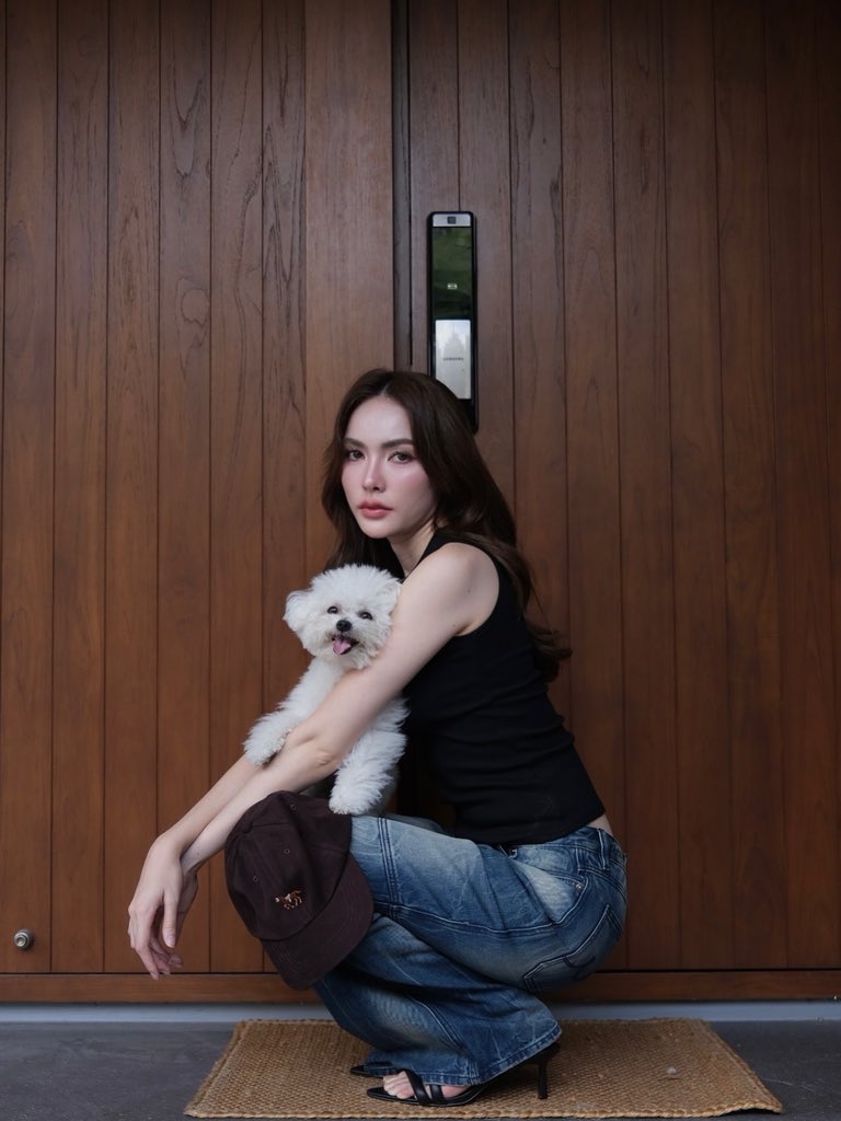 mmimntxx's tweet photo. นอกจากจะได้เลื่อนขั้นขึ้นไปนอนข้างเตียงแล้วยังมีรูปนั่งยิ้มแฉ่งกับหม่าม้าอีก ได้ขนาดนี้ให้เป็น no. 1.5 ก็เอาเหอะหู้ https://t.co/5p6Ls6SA4Z