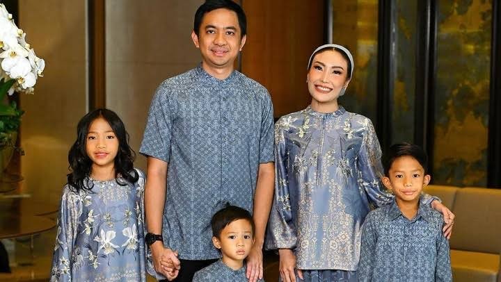 INDOSPORCLE's tweet photo. PRINSIP AYU DEWI KALO SUAMINYA SELINGKUH

Dia bilang gini, 

"Biarin aja nggak usah di ambil pusing kalau dia dirumah milikku, kalau diluar terserah mau milik siapa, mau setia sukur, kalau nggak itu urusan dia, mau pulang syukur, nggak pulang juga nggak masalah, dia sudah dewasa tahu mana yang baik dan mana yang tiada baik, simpel" 

Bu ayu nih tipikal istri yg gamau ribet, gamau ambil pusing, yang penting uang dapur lancar. 

Lagian mas Regi juga orgnya gak gitu kok background dia  pengusaha, pasti dia udh sibuk urusin usahanya daripada ngurusin gituan