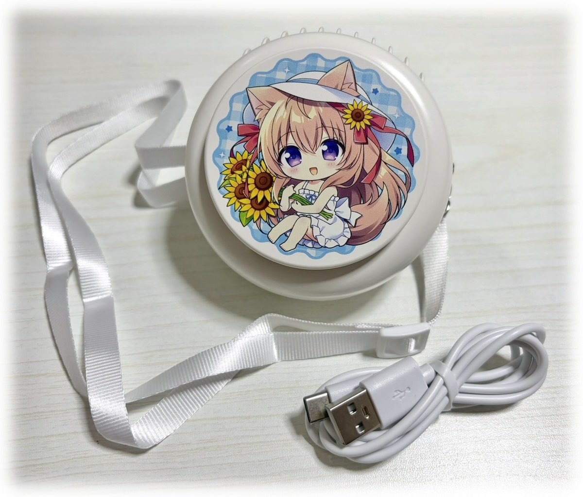 kxnagare's tweet photo. 【新作グッズ写真①ハンディファン】

サイズ…直径9cm、厚さ4cm
製品仕様…USB充電式/送風モード3段階/連続使用最長6時間

風が上向き出るので両手を空けて使用可能！
裏のスタンドを立てると卓上にも！ https://t.co/N4wguL8Q5H