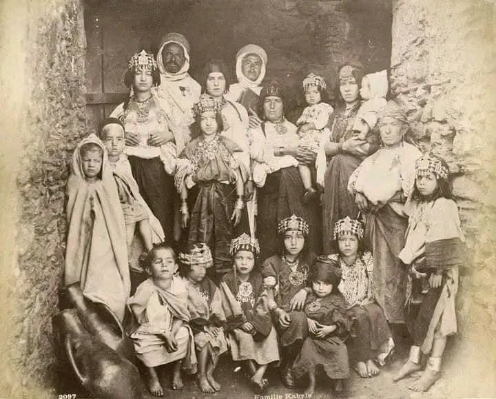 ericthomex's tweet photo. famille kabyle d'Ath Yenni (1860)
#Algeria https://t.co/dBx4WcvVXe