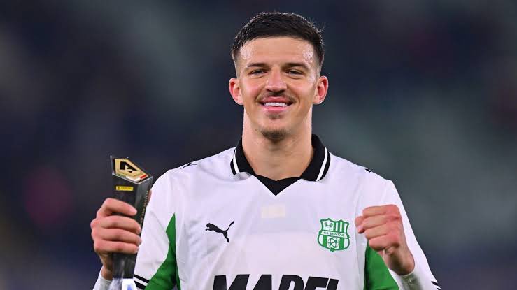 Guidolino8's tweet photo. Moretto: “La #Juventus vuole il ritorno di #Muharemovic. Il bosniaco ha accettato il ritorno a Torino. I due club sono in contatto per l’affare, la #Juventus ha fretta di chiudere. Il Sassuolo partiva da 39 milioni di euro di valutazione (18.5 per la Juventus). Carnevali ha offerto 15 e le parti sono molto vicine. Si può chiudere presto”