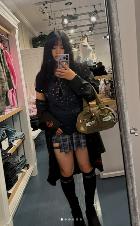 zoros_navigator's tweet photo. ppl harassing her, calling her obese/appa is terribly disgusting and saddens me. So much for a show promoting tolerance and kindness.
She has round cheeks and is a little curvy: thats *not* fat. The mockery/'jokes' passing off as 'funny critic'..there's no decency in this fandom. https://t.co/JZYIouiRph