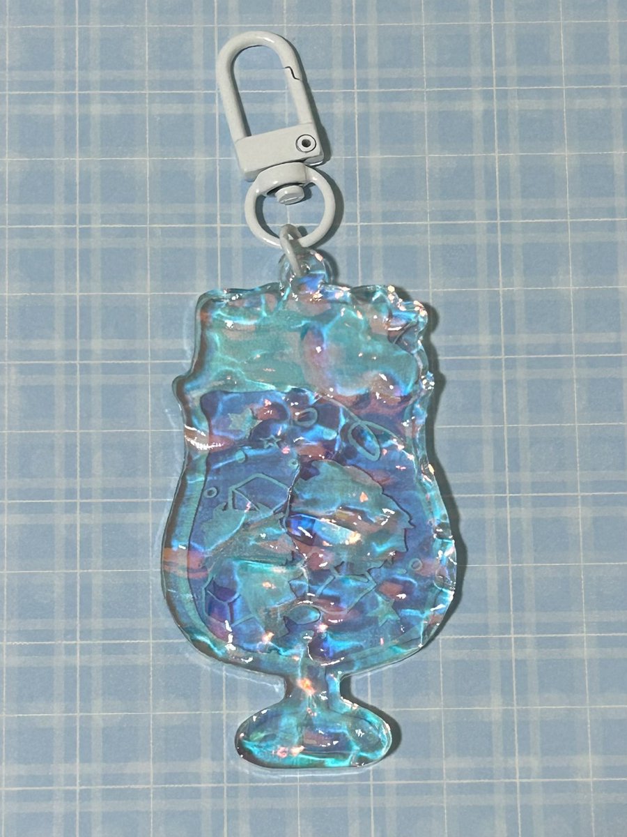 azm329's tweet photo. 【7/5星願】
アクキーのサンプルです！
ドリンク部分に半透明色がついている想定だったのですが、うまくデータ作れてなかったらしく…まんまオーロラアクリルの色になってます😂
角度によって色が変わるドリンクとしてお楽しみいただければ幸いです！

余ったらBOOTHで通販します🍨 https://t.co/TbtGJx1CLL