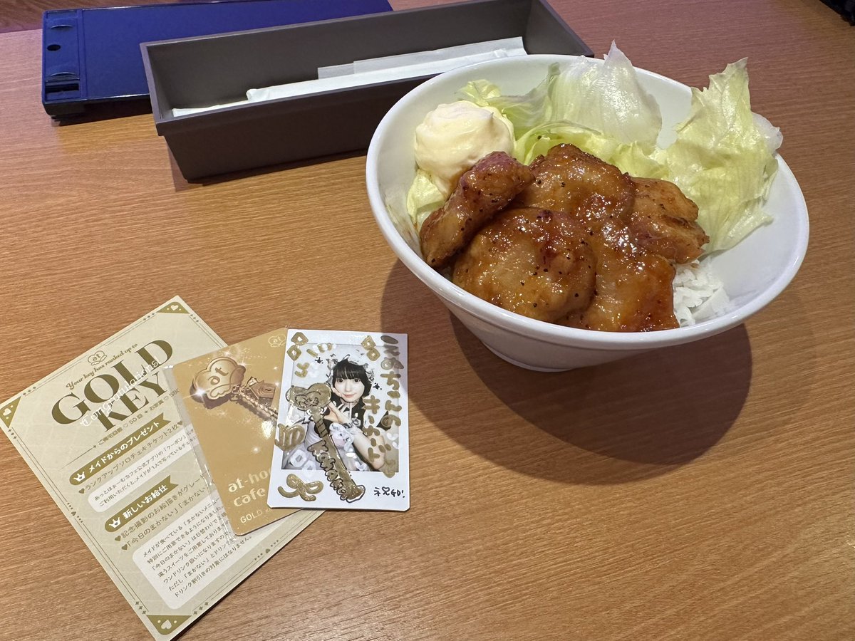 enu_04_'s tweet photo. 初まかないは甘辛チキンだったよー🐥

まかない美味しすぎてコンプしたい！！

最初で最後かもしれないなつコハOPもありがとぉだよ😭

#コハク 
#コハク製菓やん 
#なつめ 
#スーパー戦隊なつめマン
#あっとほぉーむカフェ大阪本店1F https://t.co/B5qABVHtom