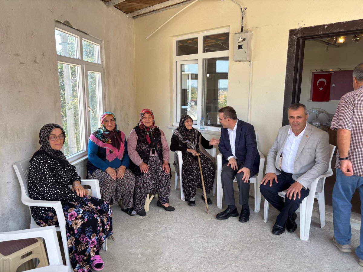 mustafadmirelli's tweet photo. Bugün Geredeli Mahallemizde kıymetli hemşehrilerimizle bir araya geldik. Bizleri her zamanki gibi büyük bir sıcaklık, ilgi ve alaka ile bağrına basan mahalle halkımıza yürekten teşekkür ederim.
Gönül gönüle, omuz omuza çalışmaya devam edeceğiz. 🤝🇹🇷
 #Geredeli https://t.co/oQmtktyYlw