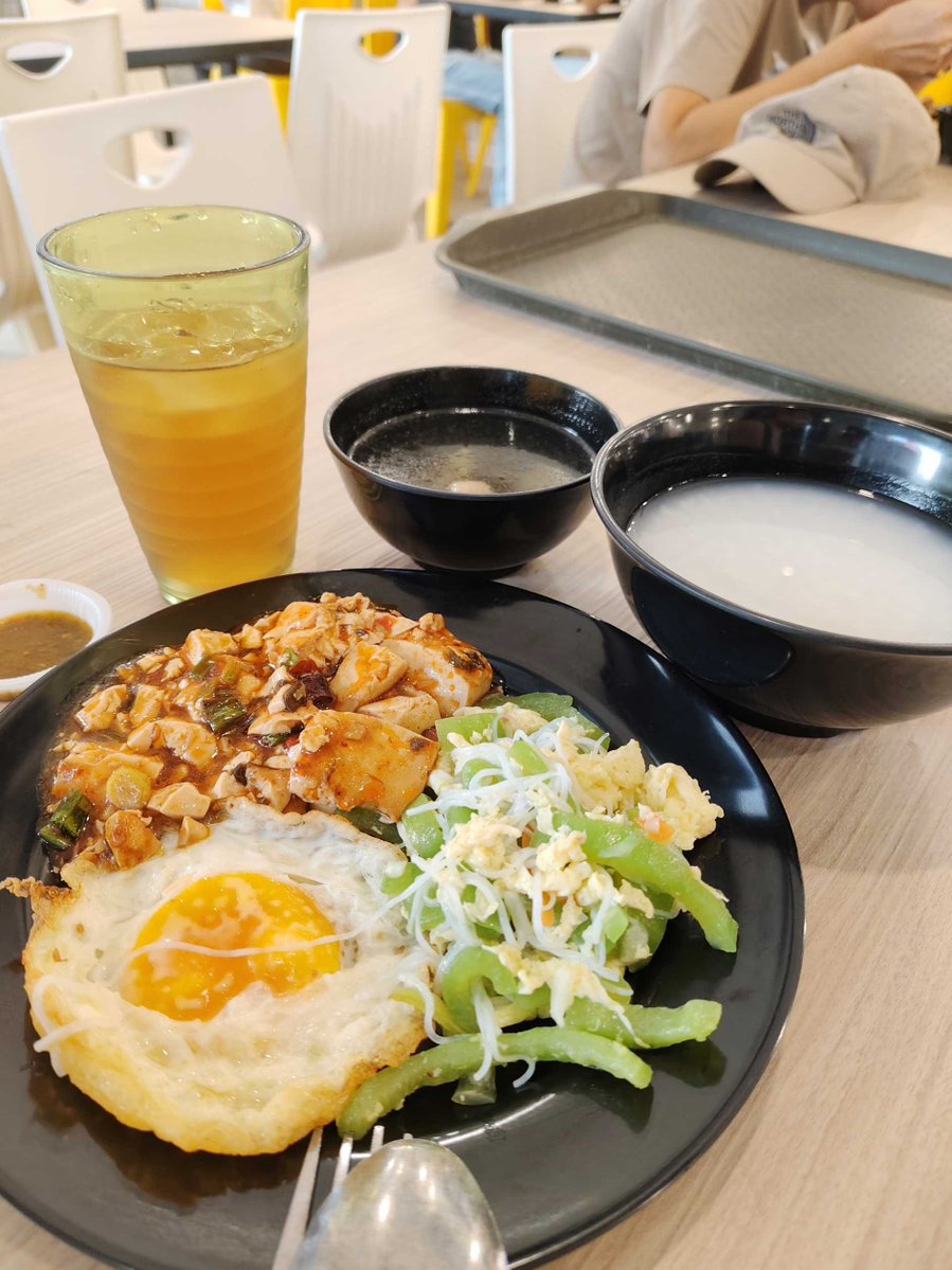 msialifejp's tweet photo. 久々の経済飯でお粥に麻婆豆腐ぶっかけて食べたくなった。美味しい😋
お茶スープ無料RM9 ≒ 356円
#マレーシア https://t.co/G1zPmZOhVv