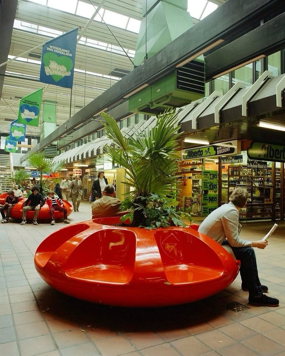 miss_spaceage's tweet photo. 1️⃣9️⃣6️⃣9️⃣
Hoog Catharijne Shopping Mall, Utrecht, 1981 and Space Age "Carousel" Sofa by Elsie Crawford for Sintoform🛸  from
.
.
.
.
.
. https://t.co/fXHMun1Elm