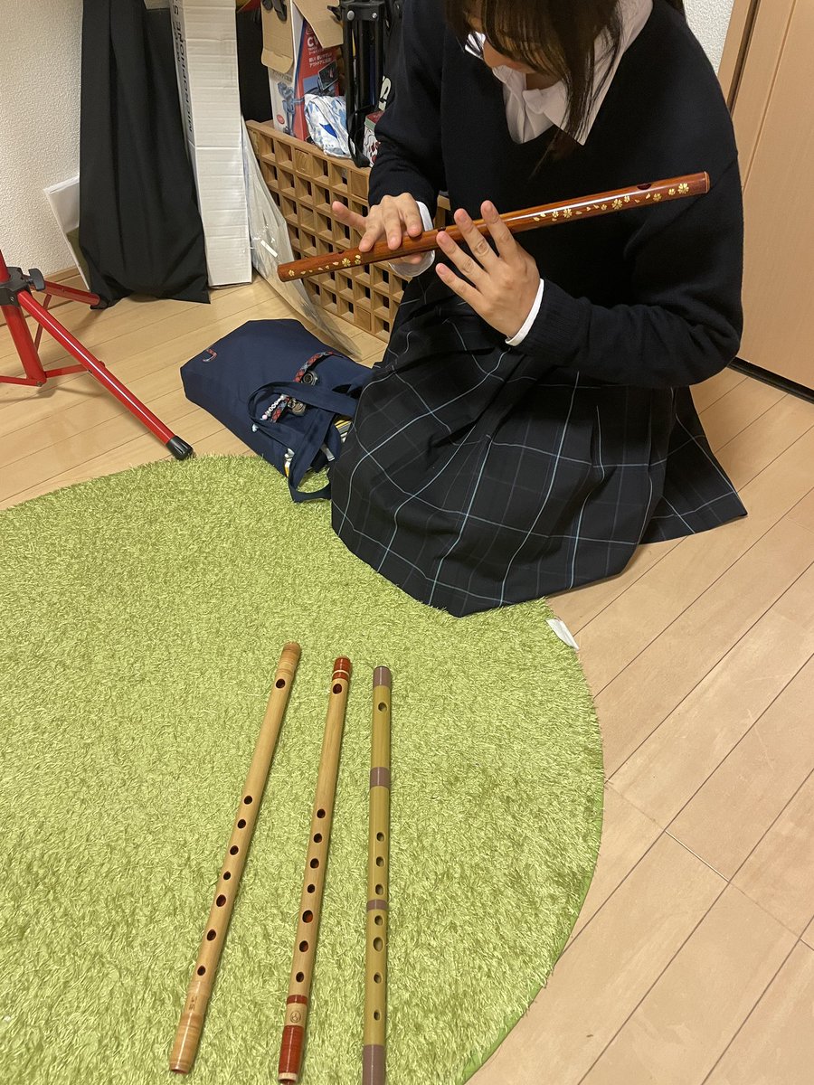 flutechappy's tweet photo. 【篠笛吹き比べ】
六本調子

① 蘭照さんのカシュー塗り
②立平さんの漆塗り
③丸山笛のカシュー塗り
④プラスチック笛！！

フルートのお弟子さんと
笛比べして遊んでみました

プラスチックが意外に！！！！

#ふえのひと
#プラスチック篠笛
#篠笛
#フルート https://t.co/BESYktCi9d