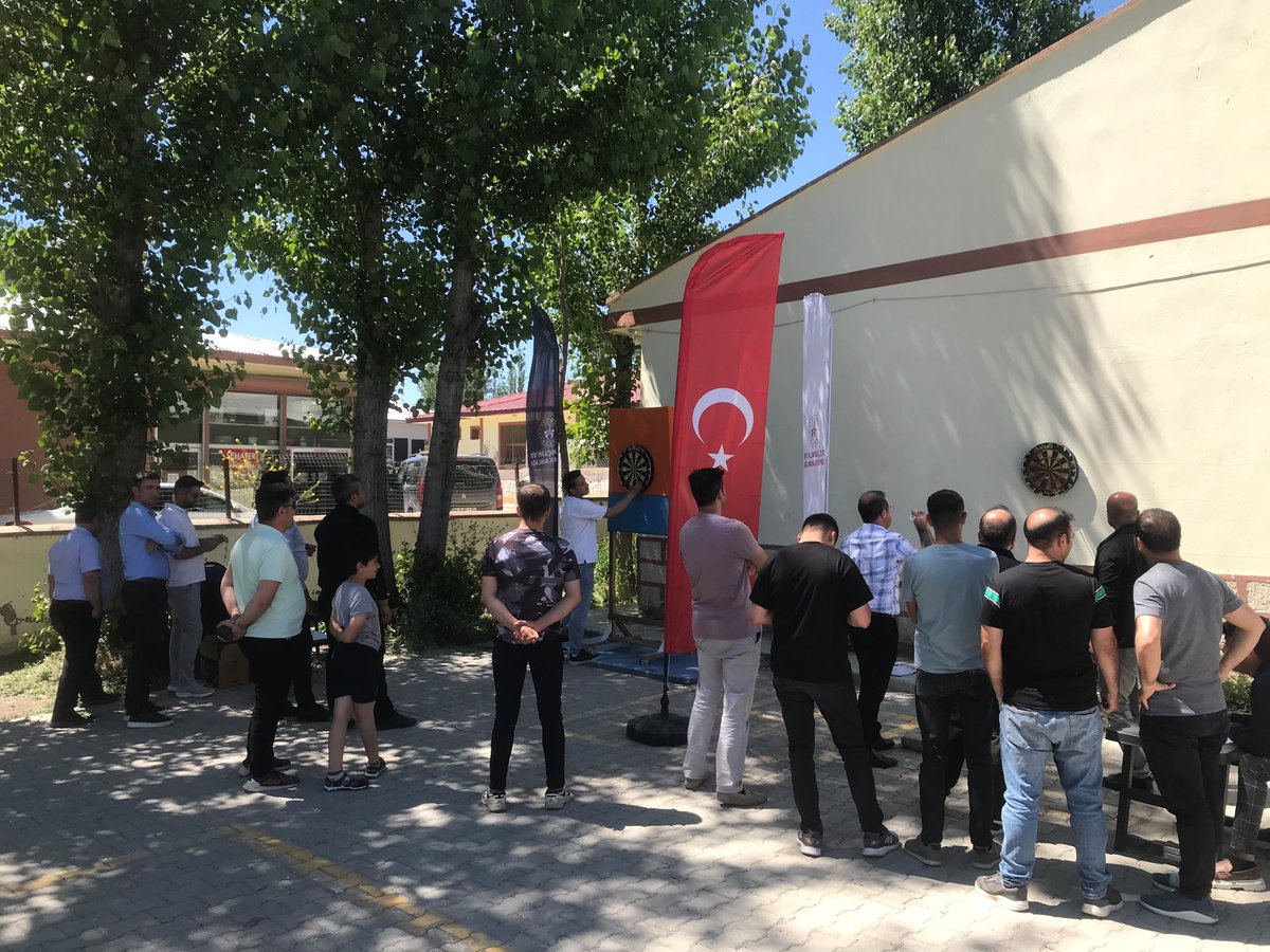 KymkmKaracoban's tweet photo. 🎯 "Kaymakamlık Dart Turnuvası" tüm heyecanıyla devam ediyor!

🏆 Merkez Fatih Ortaokulu bahçesinde gerçekleştirilen turnuvada final müsabakaları 6 Temmuz Pazartesi günü gerçekleştirilecek olup, tüm vatandaşlarımızı bu heyecana ortak olmaya davet ediyoruz. https://t.co/jCvHL9qRea