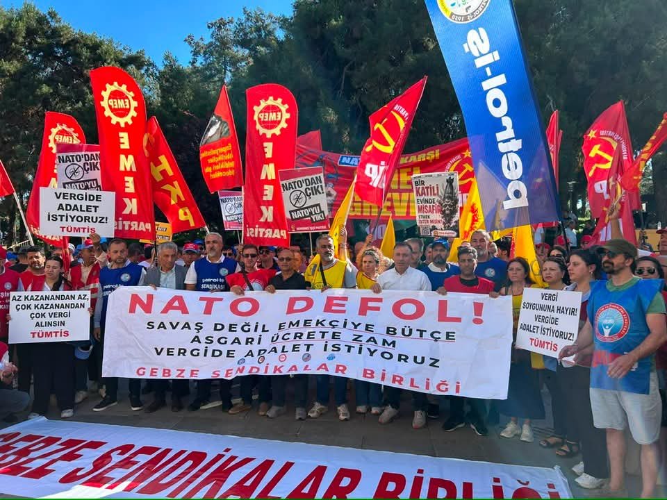 GebzeHdp's tweet photo. Emperyalistlerin savaş örgütü olan NATO'nun Ankara'da yapacağı oturuma ve NATO'yu protesto etme "ihtimali"yle yüzlerce insanın gözaltına alınıp tutuklanmasına tepki göstermek için Gebze Sendikalar Birliği'nin yaptığı yürüyüşte DEM Parti Gebze İlçe Örgütü olarak yer aldık. https://t.co/qf3OM3b9Z1