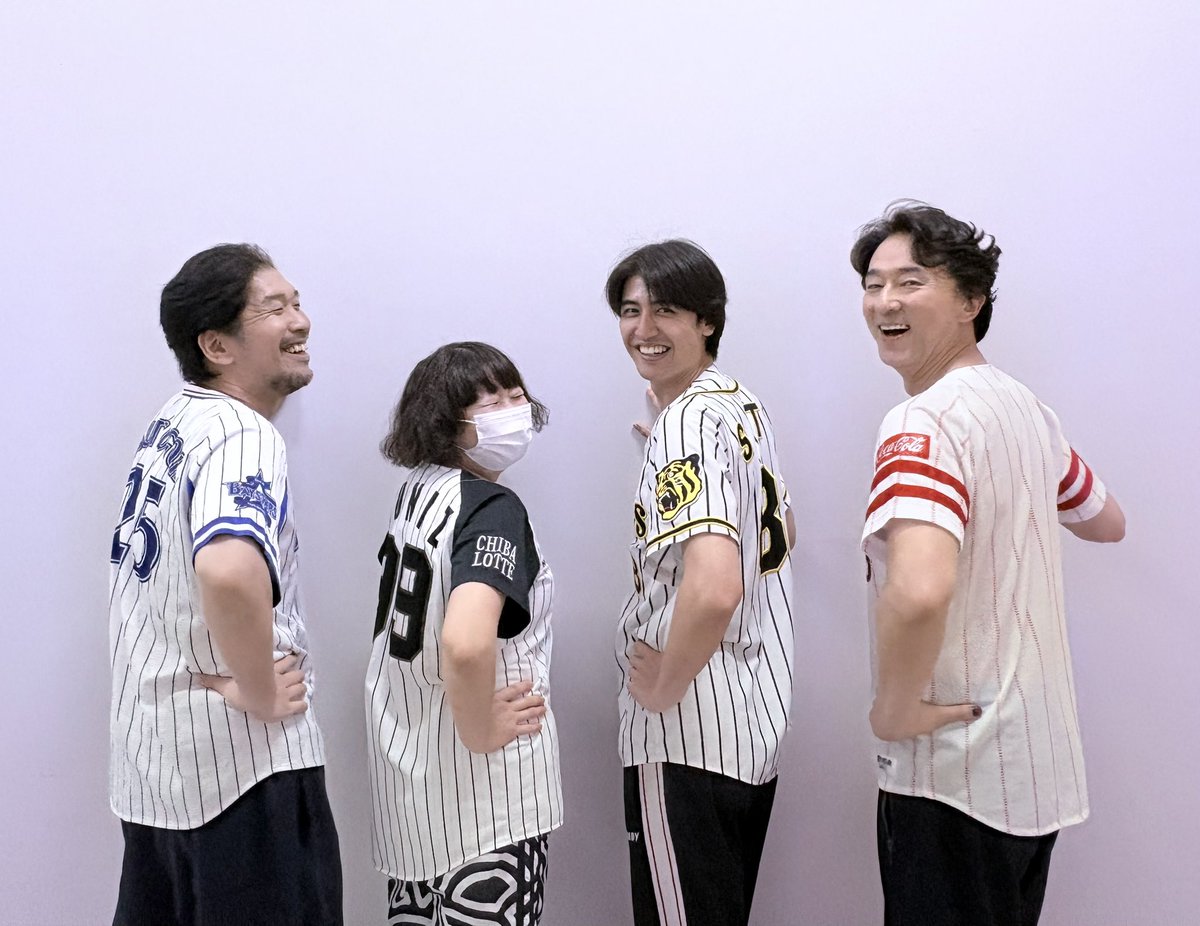 ryomat18's tweet photo. 悪童会議ミュージカル『夜曲』

虎清役のいくみんが虎(タイガース)を着始め、岡様、かおるさんそれぞれが推し球団を着るようになり今回の写真と相成りました。部員募集中です。
本編に野球のシーンはありません。

本日もご来場ありがとうございました！
残り4公演、最後までよろしくお願いします。 https://t.co/X4XDv2yDbO