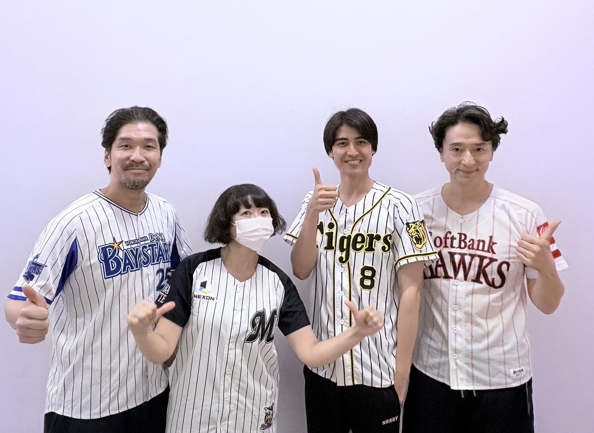 ryomat18's tweet photo. 悪童会議ミュージカル『夜曲』

虎清役のいくみんが虎(タイガース)を着始め、岡様、かおるさんそれぞれが推し球団を着るようになり今回の写真と相成りました。部員募集中です。
本編に野球のシーンはありません。

本日もご来場ありがとうございました！
残り4公演、最後までよろしくお願いします。 https://t.co/X4XDv2yDbO
