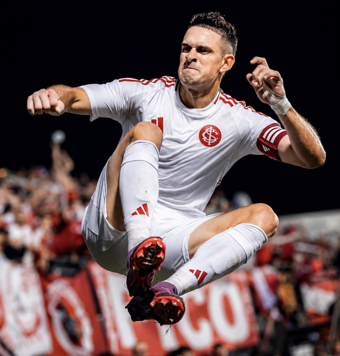 PSierraR's tweet photo. 🚨 Acuerdo alcanzado entre todas las partes para que Rafael Santos Borré (30) vuelva a ser nuevo jugador de #RiverPlate. El colombiano llegará hoy a Argentina para presentar exámenes médicos y firmar por 3 años y medio (hasta diciembre de 2029), procedente de #Internacional. 🇨🇴 https://t.co/cWIDgOpcBY