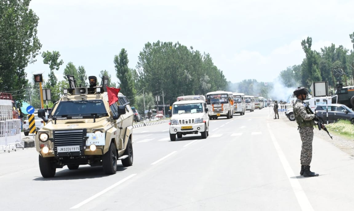 KOSCRPF's tweet photo. Safe roads. Sacred journey.

@crpfindia personnel proudly escort the Shri Amarnath Ji Yatra convoy, ensuring every pilgrim travels with confidence &amp; security. Committed to vigilance, service, &amp; seamless movement throughout the Yatra.

#AmarnathYatra 

#ServiceAndLoyalty

#CRPF https://t.co/XfLq2vUCyP