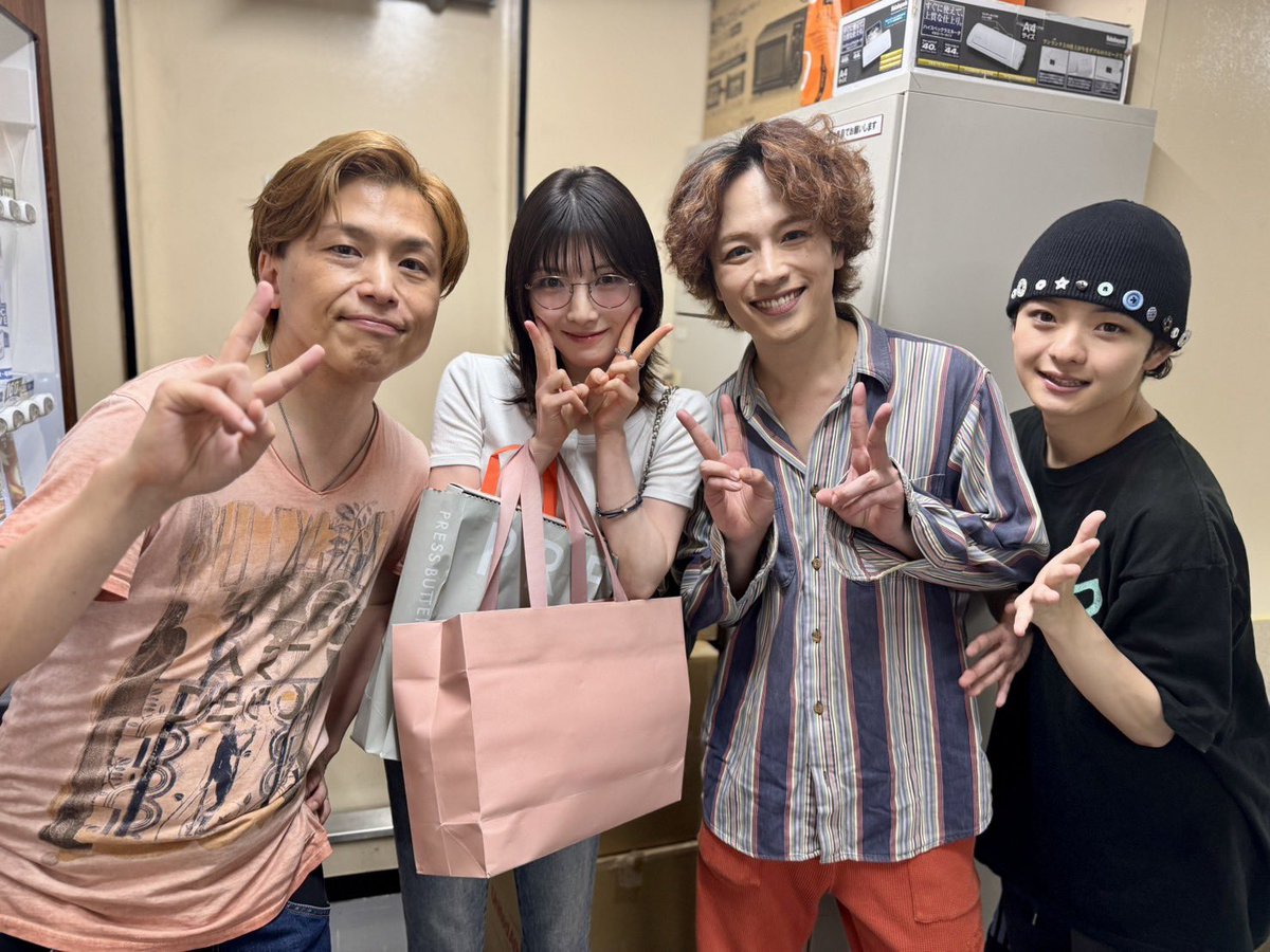 Shogo_Suzuki_'s tweet photo. 本日もご観劇ありがとうございました。
連日多くのお客様に出逢えて幸せです。
昨日はただすけさん公演でしたね。
オールドフィッシュで共演した岡田奈々ちゃんが観にきてくれましたー♪
ゆごとただすけさんも一緒に☆
#モリミュ https://t.co/n11AeE8mlX