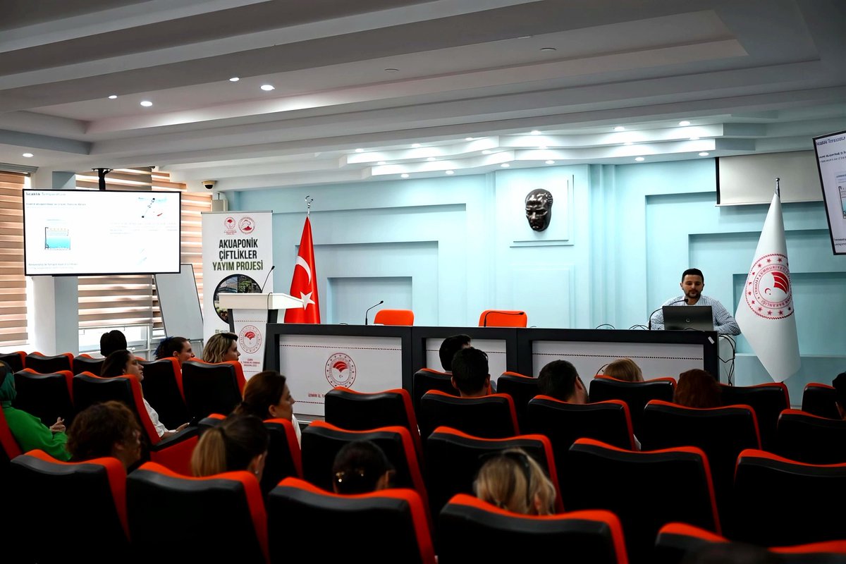 izmirtarim's tweet photo. 💧 Suyun Verimli Kullanımı, Geleceğin Tarımıyla Buluşuyor

İl Müdürlüğümüz Balıkçılık ve Su Ürünleri Şube Müdürlüğü koordinasyonunda, Akdeniz Su Ürünleri Araştırma, Üretme ve Eğitim Enstitüsü Müdürlüğü iş birliğiyle yürütülen "Sınırlı Su Kaynaklarının İyi Yönetimi ile Ekolojik Tarımın Geleceğini İnşa Etmek: Akuaponik Çiftlikler Yayım Projesi" kapsamında proje kapanış toplantısı, İl Müdürlüğümüz toplantı salonunda gerçekleştirildi.

Toplantıda proje süresince yürütülen çalışmalar değerlendirilirken, akuaponik üretim sistemlerinin su tasarrufu, ekolojik üretim ve sürdürülebilir tarıma sağladığı katkılar ele alındı.

Doğal kaynaklarımızı koruyan, üretimde verimliliği artıran yenilikçi uygulamaları yaygınlaştırmak için çalışmalarımız kararlılıkla devam ediyor. 🌱🐟💧