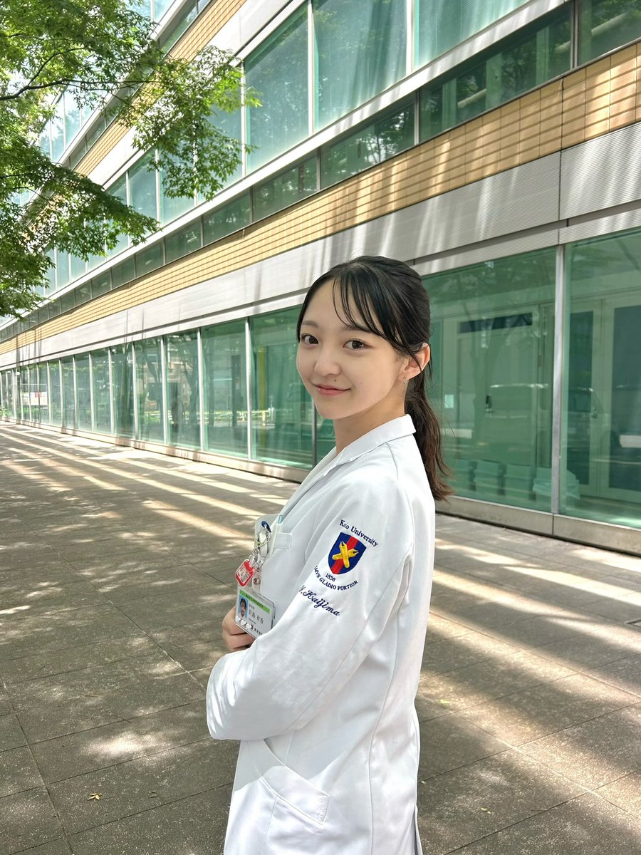 mskeio5_2026's tweet photo. 自己紹介投稿①👩🏻‍⚕️🤍

放課後の白衣姿をみせちゃいます🥼✨

後半2枚は白衣式のときの写真です♡

普段は病院で実習をしています🩺
座学では得られない気づきが多くあり、毎日充実しています！！ https://t.co/7DkQaGoMnh