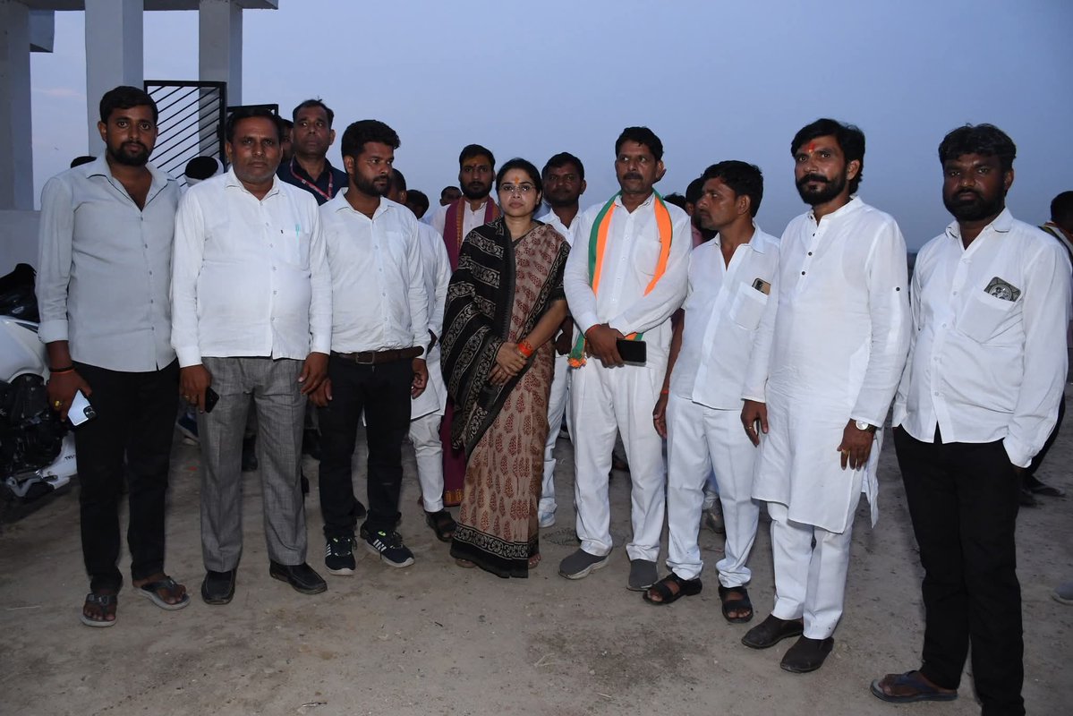 poojaplofficial's tweet photo. #प्रयागराज
भारतीय जनता पार्टी, उत्तर प्रदेश का प्रदेश उपाध्यक्ष नियुक्त होने के उपरांत स्वर्गीय राजू पाल जी के स्मारक (नीवा) पहुँचकर उन्हें श्रद्धापूर्वक नमन एवं भावभीनी श्रद्धांजलि अर्पित की। https://t.co/ZMFUYdCyAD