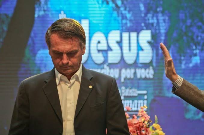 ericksalzerr's tweet photo. Senhor Jesus Cristo, Filho do Deus vivo, diante da Tua cruz depositamos nossas preocupações, nossas esperanças e toda a nossa confiança. Sabemos que Tu nunca abandonas aqueles que recorrem ao Teu Sagrado Coração com sinceridade.

Hoje elevamos nossa súplica pela vida e pela saúde de Jair Messias Bolsonaro. Concede-lhe, Senhor, o dom da fortaleza, restaura suas forças, ilumina seus caminhos e faze que, em cada novo dia, encontre em Ti o sustento para continuar sua caminhada.

Olha também com amor para toda a sua família. Guarda seus passos, fortalece seus vínculos e concede-lhes serenidade para enfrentar cada desafio, certos de que a Tua providência jamais falha.

Pai de infinita misericórdia, acolhe em Teu coração todos os presos e perseguidos do 8 e 9 de janeiro. Tu conheces a verdade que muitas vezes escapa aos homens. Ilumina as autoridades para que toda decisão seja conduzida com justiça, prudência e respeito à dignidade humana, e derrama consolo sobre todos os que sofrem.

Abençoa também cada pessoa que se une a esta oração. Visita os enfermos, fortalece os desanimados, protege as famílias, consola os que choram e renova a esperança daqueles que já não encontram forças para continuar. Que o Espírito Santo reacenda em nossos corações a chama da fé, para que jamais deixemos de confiar na Tua vontade.

Senhor, ensina-nos a caminhar sem medo, mesmo quando não enxergamos o horizonte. Que nossa confiança esteja firmada em Ti e não nas circunstâncias deste mundo. Dá-nos um coração perseverante, humilde e fiel, capaz de permanecer de pé nas provações e de agradecer nas vitórias.

Pela intercessão da Santíssima Virgem Maria, Mãe da Esperança, conduze-nos sempre para mais perto de Teu Filho, para que nossa vida seja testemunho da Tua graça e do Teu amor.

“Confia no Senhor de todo o teu coração e não te apoies na tua própria inteligência. Em todos os teus caminhos, reconhece-o, e Ele endireitará as tuas veredas.”
Provérbios 3,5-6

Em nome do Pai, do Filho e do Espírito Santo. Amém.