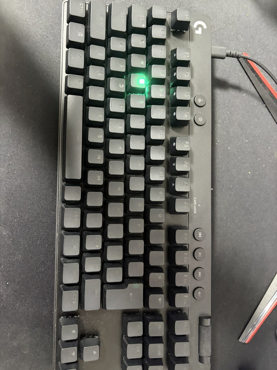 mrtcivic's tweet photo. キーボード壊れた https://t.co/5JDCvIZ0IJ