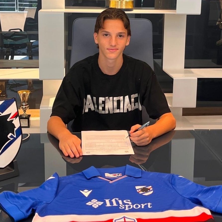 andrea_bovone_'s tweet photo. 🌟 Tanti movimenti nel vivaio della #Sampdoria. È in arrivo il giovane allenatore Alessandro Vicinanza Toscano dal Lecco.
Oltre a lui, è fatta per i trasferimenti di Saverio #Vanacore (classe 2010) dall'#Inter e di Daniele #Nobile (classe 2011) dalla #Romulea.
@NicoSchira https://t.co/ENlNM5A7Ue