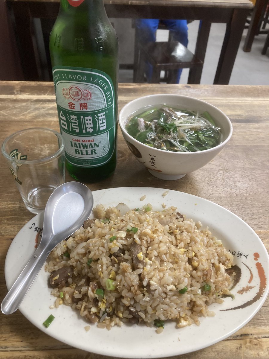 i_am_HAWAII's tweet photo. 跟昨天一樣的地方吃晚飯了。 這次點了「牛肉蛋炒飯」「青菜湯」，然後一瓶啤酒！🤣🍺☀️ 果然喝了啤酒😅🌴 

我怕蔬菜吃得不夠，所以這次點了青菜湯。 

那道菜我意想不到有薑的味道！非常好喝～😆🌴 
當然，牛肉蛋炒飯也超好吃啦！👍🌴✨

#台灣美食 #晚餐 #牛肉蛋炒飯 #青菜湯 https://t.co/5TdZ040eII