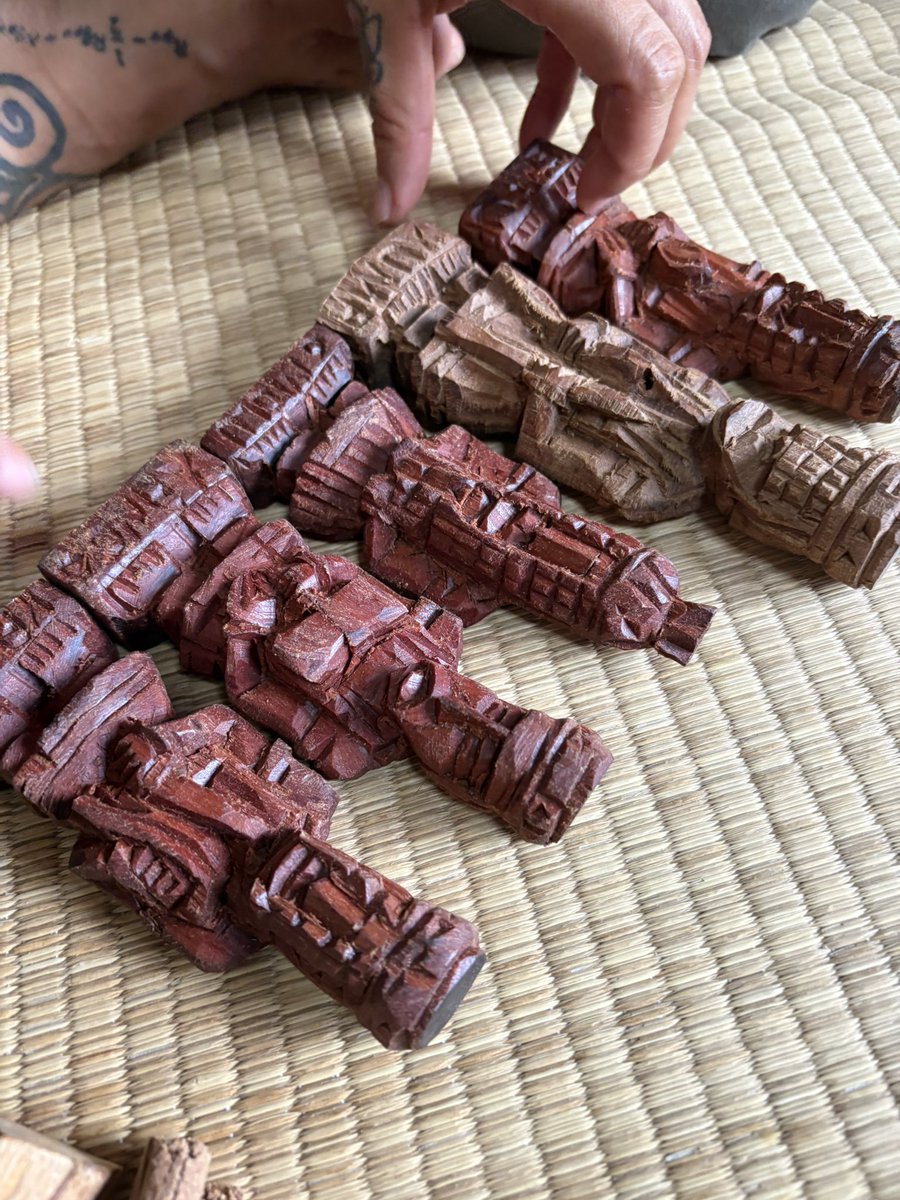 4678's tweet photo. 3年ぶりに次女帰国
神様Yansaの木彫りと、パロサント（煙で浄化する香木）、クプアス（ココナッツみたいな果実）の酒とジャム、天然ハーブのスマッジをくれました。あと家も買いました。 https://t.co/dyn3iXOJKM
