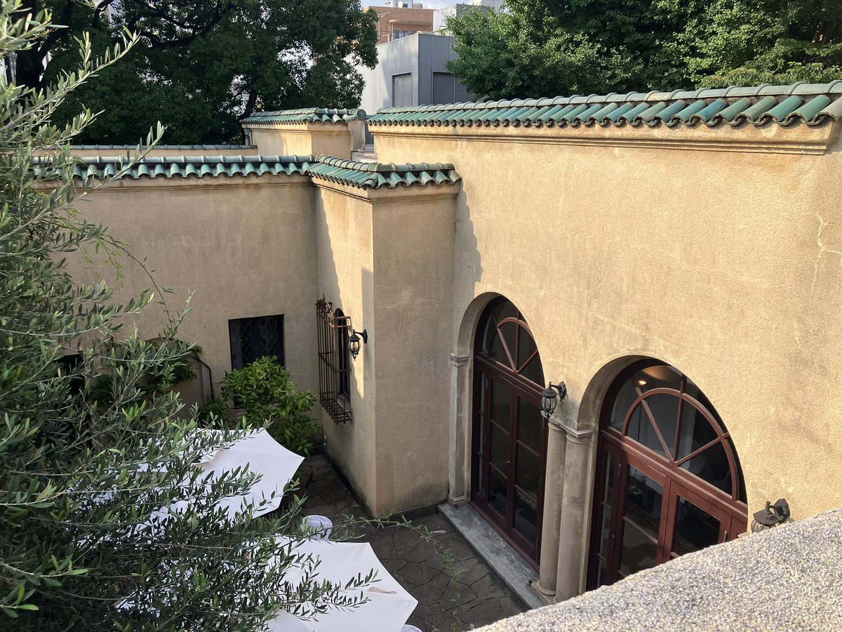 bisco7716's tweet photo. 小笠原伯爵邸では、
撮影禁止の、小規模な個室の雰囲気もとてもよくて。
ここでの食事会あったら是非行きたい🍽️

写真4枚目の、回廊部分はレストランのテラス席にもなるそう👀。 https://t.co/V9e5vVc5qu
