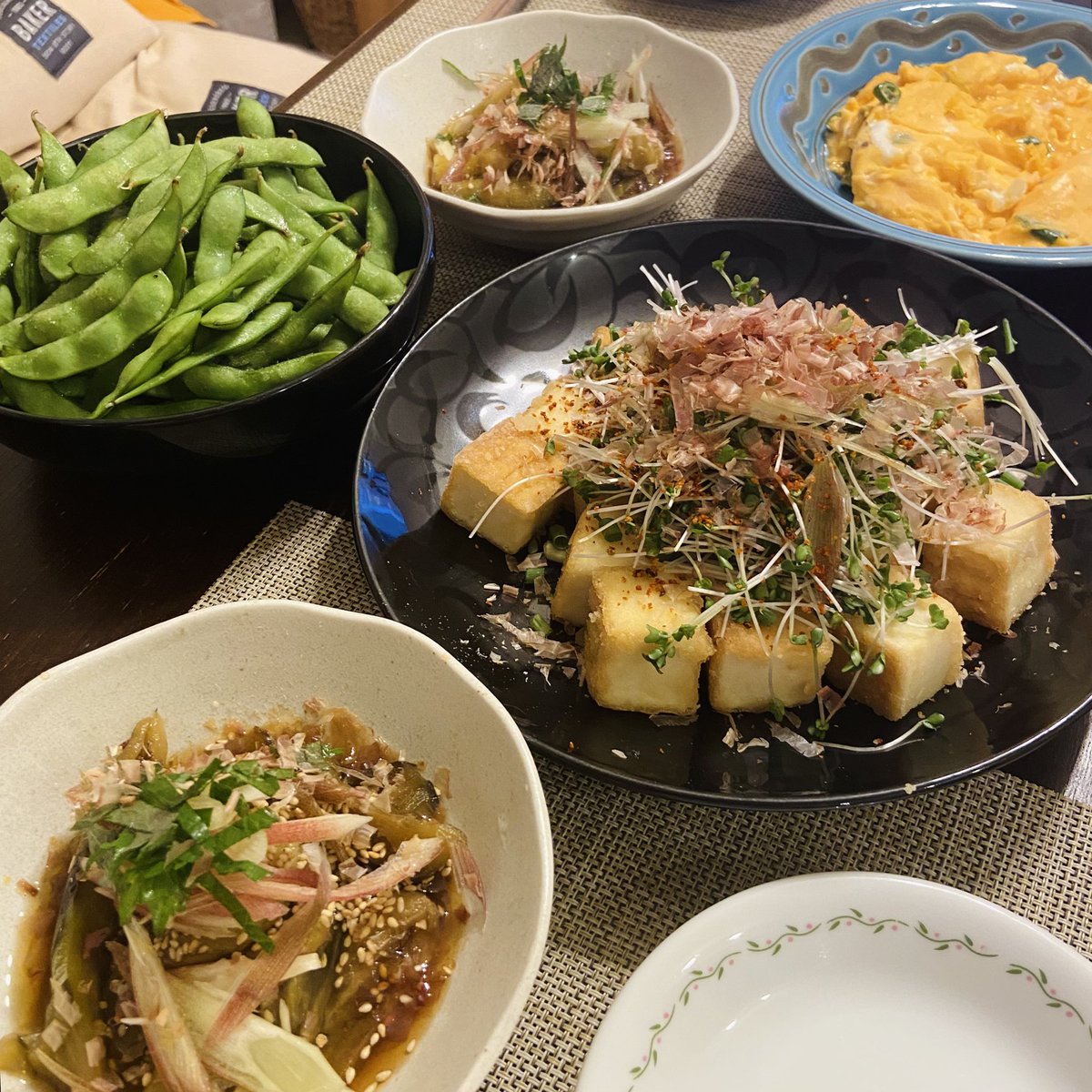 daaburrell's tweet photo. 今日も野菜多め。茄子の煮浸し久々、美味いねぇ。
仕事の運気上がって来たかな？
お疲れー。
#茄子の煮浸し #晩酌 https://t.co/lFasi5imaR