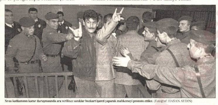 uuthbey's tweet photo. "canım, şu anda dışarı polis, jandarma ve it kaynıyor. bir otelde mahsuruz. binlerce it yürüyor etrafımız sarıldı." https://t.co/K6ghHPa9at