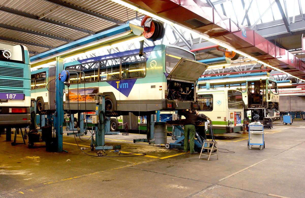 Bus_TVM's tweet photo. [#JeudiPhoto📸] Atelier d'entretien au centre bus de Thiais, en 2002. #BusTVM
@idfmobilites opéré par #RATP https://t.co/IPZzVWj6hr