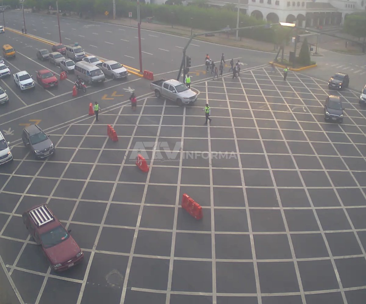 ATVInforma's tweet photo. #ATVInforma | Desde el sistema de videovigilancia del #CMVS se observa el flujo vehicular en distintos puntos de la Av. Samborondón.
⚠️Conduzca con cuidado y respete las señales de tránsito. https://t.co/9YN44HXQhq