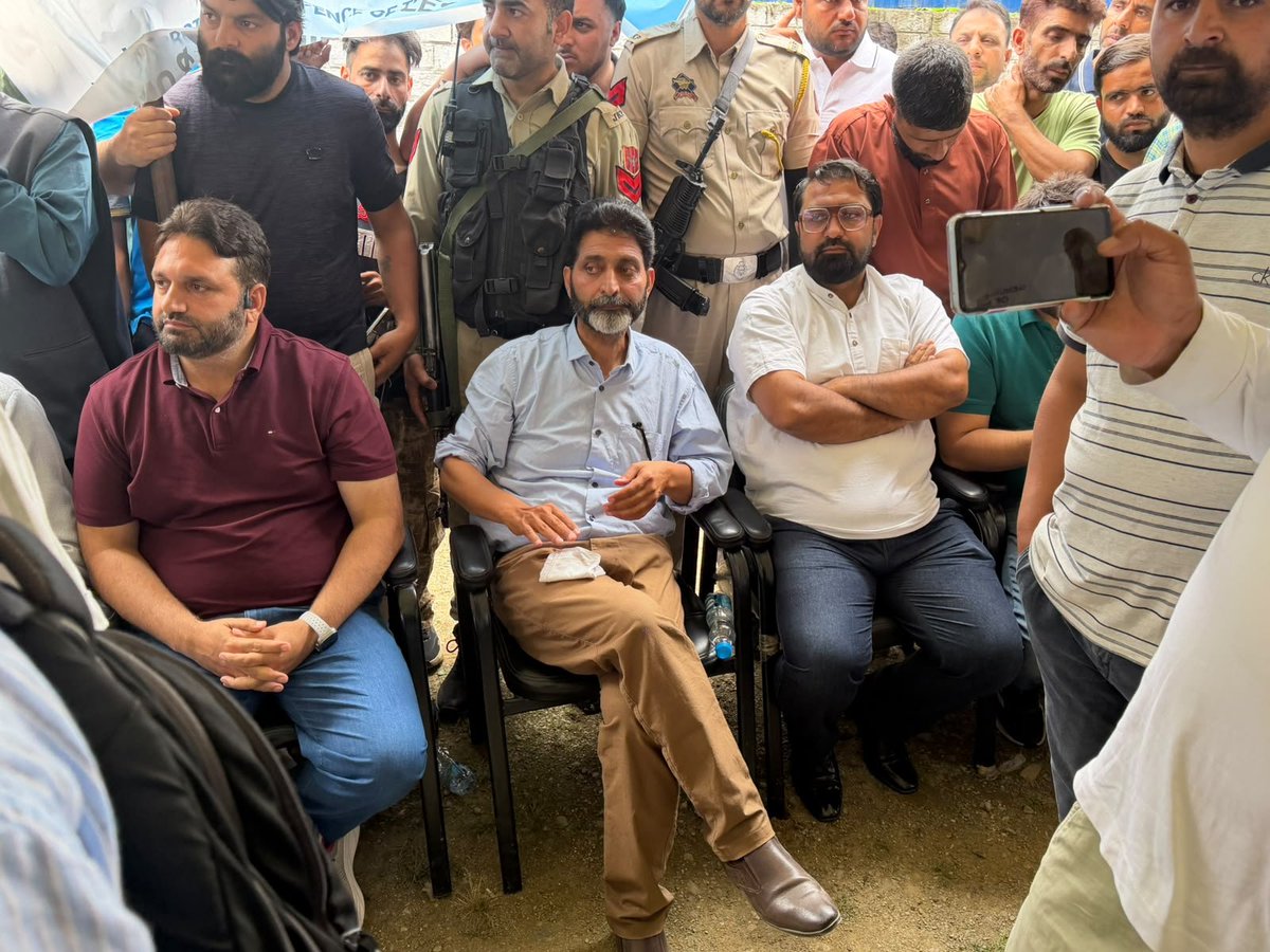 MirrArif's tweet photo. The Jammu & Kashmir People's Conference (JKPC) today staged a peaceful protest against the National Conference (NC), accusing it of pursuing policies that undermine the powers of elected MLAs.

JKPC alleged that the National Conference, instead of protecting the authority and dignity of elected representatives, is facilitating attempts to weaken the institution of the legislature. The party said the same political leadership failed to prevent the abrogation of Articles 370 and 35A and the loss of Jammu & Kashmir's statehood, and is now allowing the powers of MLAs to be eroded.

The party stated that today's protest is only the beginning of a wider movement. Similar protests will be held across every district of Jammu & Kashmir in the coming days. JKPC warned that if the National Conference does not change its approach, the movement will continue to grow, adding that the campaign it has launched will not stop until the concerns of the people are addressed.
@imrankehwah @JKPCOfficial 
@YJKPC_  @sajadlone