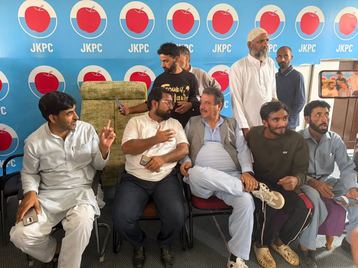 MirrArif's tweet photo. The Jammu & Kashmir People's Conference (JKPC) today staged a peaceful protest against the National Conference (NC), accusing it of pursuing policies that undermine the powers of elected MLAs.

JKPC alleged that the National Conference, instead of protecting the authority and dignity of elected representatives, is facilitating attempts to weaken the institution of the legislature. The party said the same political leadership failed to prevent the abrogation of Articles 370 and 35A and the loss of Jammu & Kashmir's statehood, and is now allowing the powers of MLAs to be eroded.

The party stated that today's protest is only the beginning of a wider movement. Similar protests will be held across every district of Jammu & Kashmir in the coming days. JKPC warned that if the National Conference does not change its approach, the movement will continue to grow, adding that the campaign it has launched will not stop until the concerns of the people are addressed.
@imrankehwah @JKPCOfficial 
@YJKPC_  @sajadlone