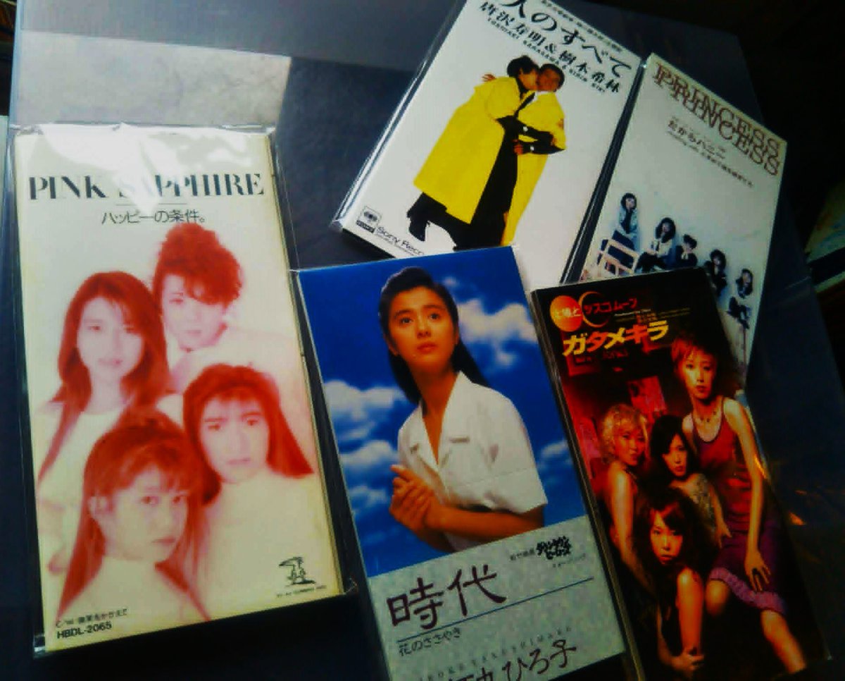jikkacafe's tweet photo. 短冊棚から1枚選んでリクエストしてくださいね♪
※シングルなので混雑時は無音時間が頻繁に続きますがご容赦を(笑)

もちろん、シティポップやアイドルファンからの飛び込みレコードリクエストも大歓迎です！
お楽しみに♪
#実家カフェ #松本市カフェ #短冊CD #8cmCD #平成レトロ https://t.co/0Y02agcPjU