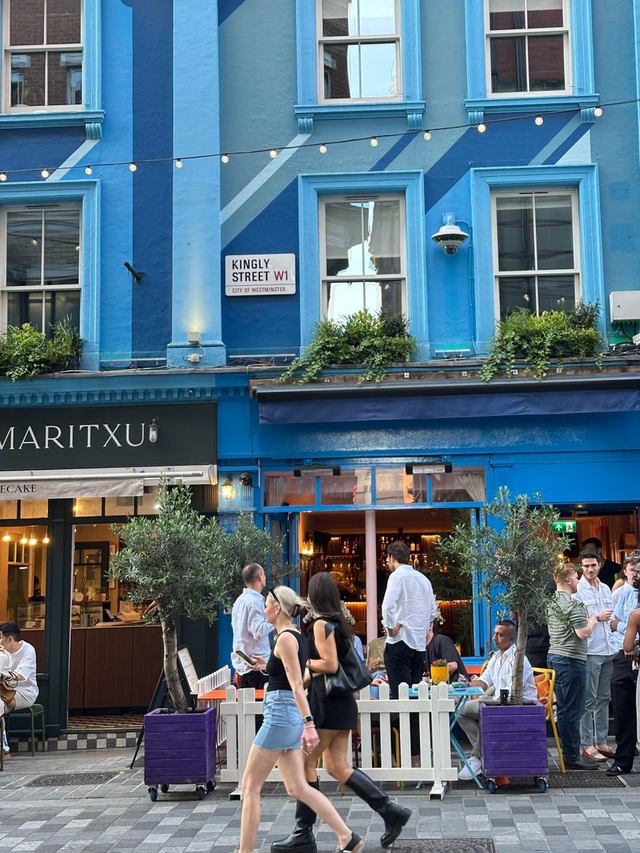 KnazyY's tweet photo. The recent heat in London feels so unfamiliar; even though I spend most of my time in the office with the AC on, the heatwave still hit me hard! 😂 #LondonLife #StreetPhotography #StreetObserver #LondonHeatwave #StudyingInLondon #UCL https://t.co/142CxQtar3