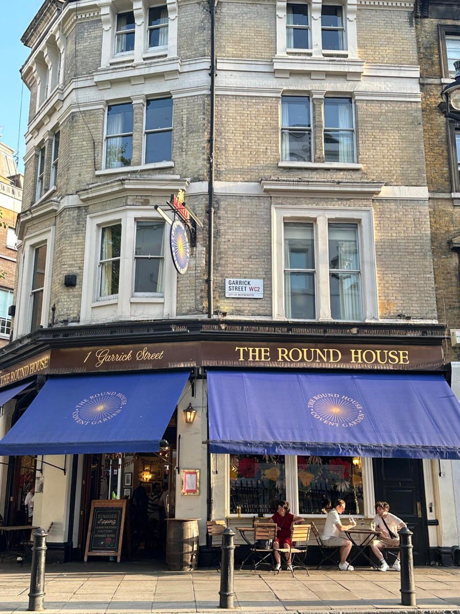 KnazyY's tweet photo. The recent heat in London feels so unfamiliar; even though I spend most of my time in the office with the AC on, the heatwave still hit me hard! 😂 #LondonLife #StreetPhotography #StreetObserver #LondonHeatwave #StudyingInLondon #UCL https://t.co/142CxQtar3