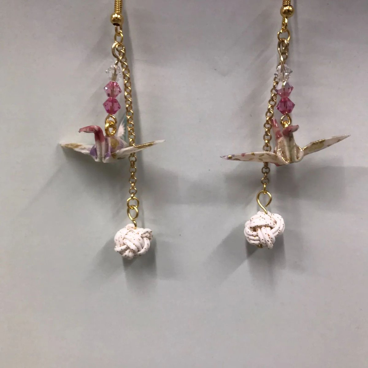 cocorety11's tweet photo. 【福祉施設制作】癸（みずのと）作　ピアス　「折り鶴の和カジュアルピアス（白）」　NO.5440

制作者の癸（みずのと）です。鶴の親子のピアスにしてみました。これからの季節に如何でしょうか？￥1,700 https://t.co/pPyGq20jV9