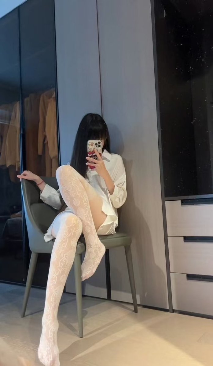 chapu88's tweet photo. 跪好！女王的玉足要踩在你脸上慢慢蹂躏 #玉足 #踩脸 https://t.co/3I4T4DxRTN