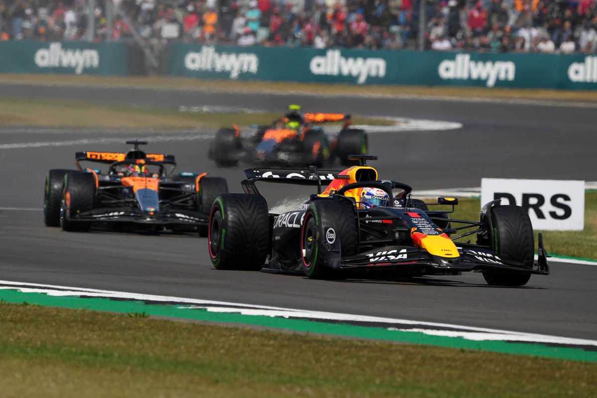 diznoboletimque's tweet photo. 🏁 A F1 desembarca em Silverstone para um dos fins de semana mais aguardados da temporada! 🇬🇧

Russell chega embalado pela vitória na Áustria, Antonelli defende a liderança do campeonato, Hamilton corre em casa com a Ferrari 

Confira o preview completo! ⬇️ https://t.co/SGSXbzh3yr