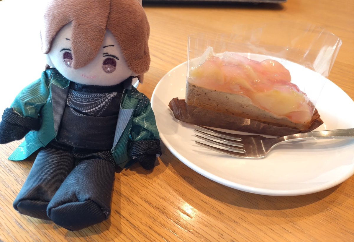 Reika7111's tweet photo. 今日はがん検診で特別休暇貰ってたからスタバで気になってた桃のケーキ食べてきた✨
甘過ぎ無くて美味しかった😋
土曜は職場の人達とディレイだから予約もしたし楽しみ！ https://t.co/0pDCiWqxOc