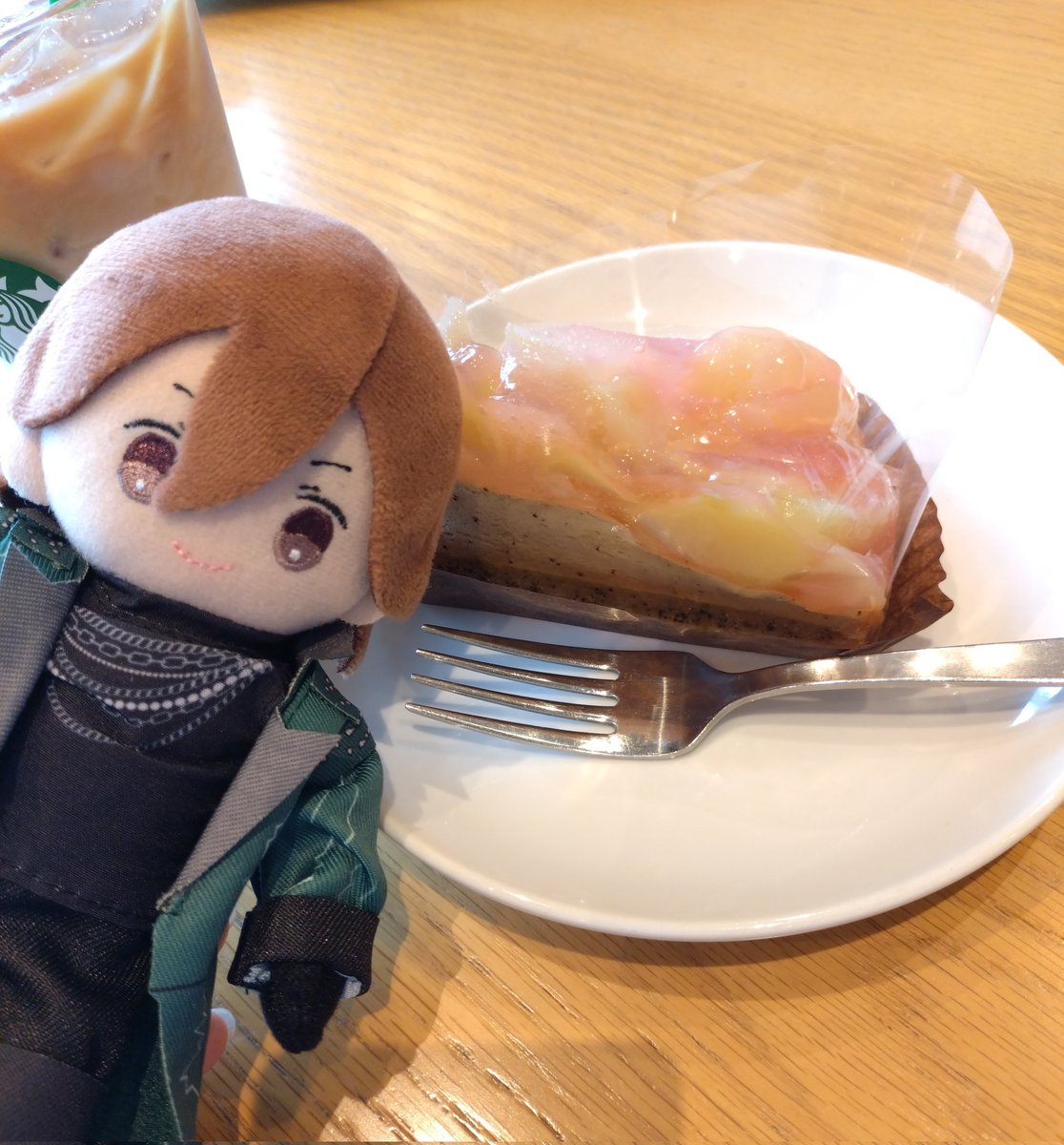 Reika7111's tweet photo. 今日はがん検診で特別休暇貰ってたからスタバで気になってた桃のケーキ食べてきた✨
甘過ぎ無くて美味しかった😋
土曜は職場の人達とディレイだから予約もしたし楽しみ！ https://t.co/0pDCiWqxOc